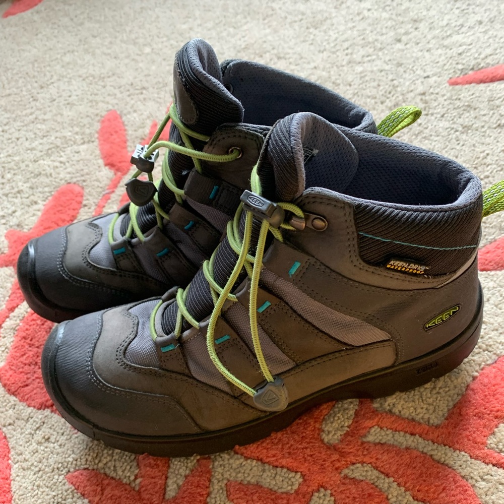 Keen Unisex Youth Waterproof Hiking /Fall/Early winter boot US 5